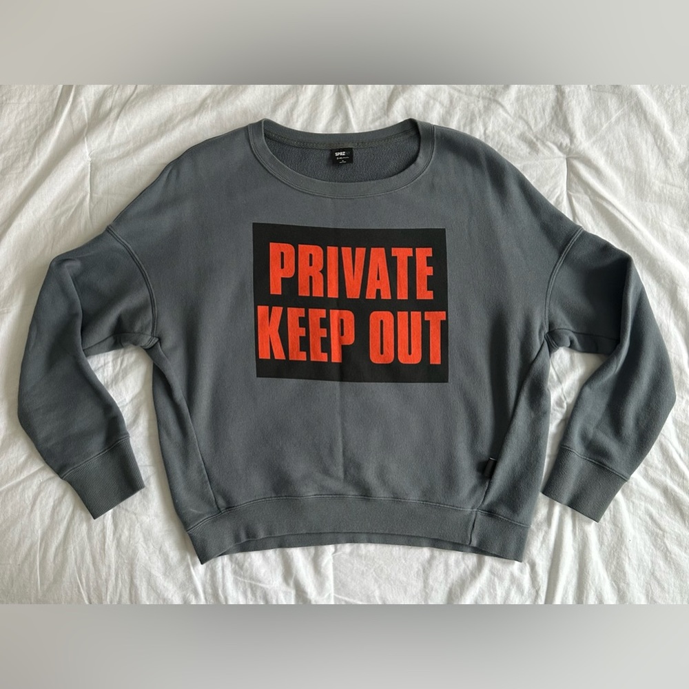 ✨ SOLD ✨ EUC SPRZ NY Uniqlo MoMA Dark Grey Private Keep Out Sweatshirt SM